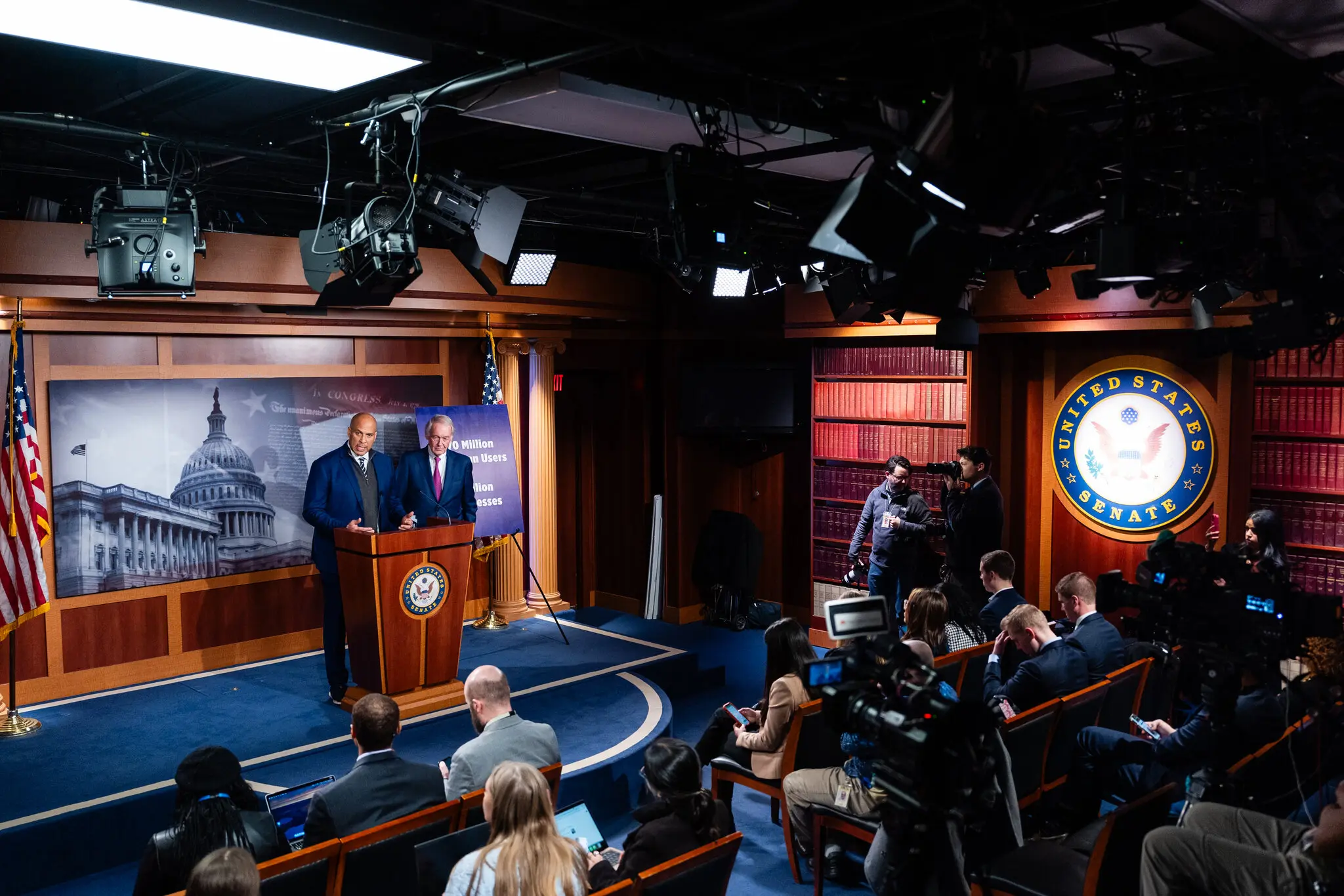 Сенатори Корі Букер (ліворуч) і Едвард Маркі під час прес-конференції про потенційну заборону TikTok у Капітолії в четвер.